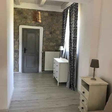 Nemespécsely Udvarház *