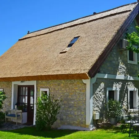 Nemespecsely Udvarhaz شقة