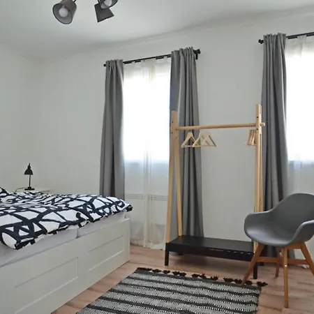 Nemespecsely Udvarhaz Apartment *