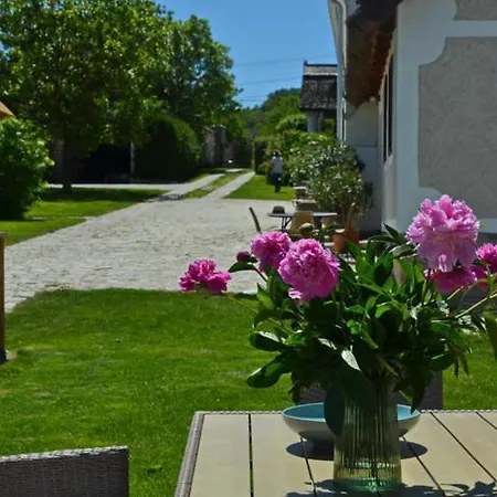 Nemespecsely Udvarhaz * Pécsely