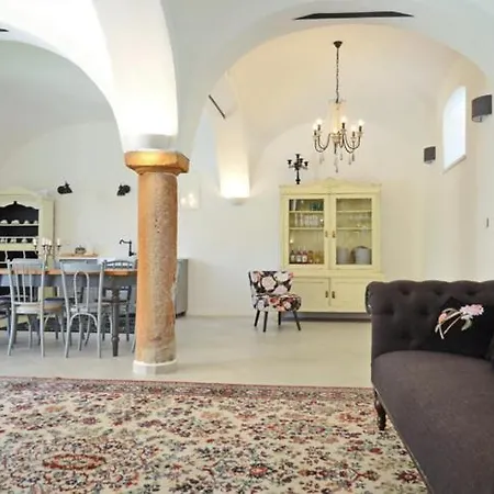 Nemespecsely Udvarhaz شقة