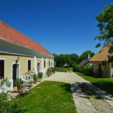 Nemespecsely Udvarhaz