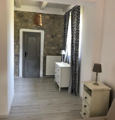 Nemespécsely Udvarház *